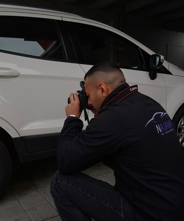 Nahaufnahme eines beschädigten Autos bei der Begutachtung